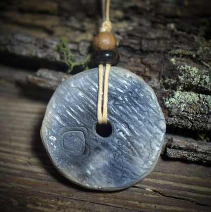 Amulett Hekates Wheel – Archaische Rauchbrandkunst aus Ton mit Tigerauge und Holzperle - Art.Nr.: AMU056