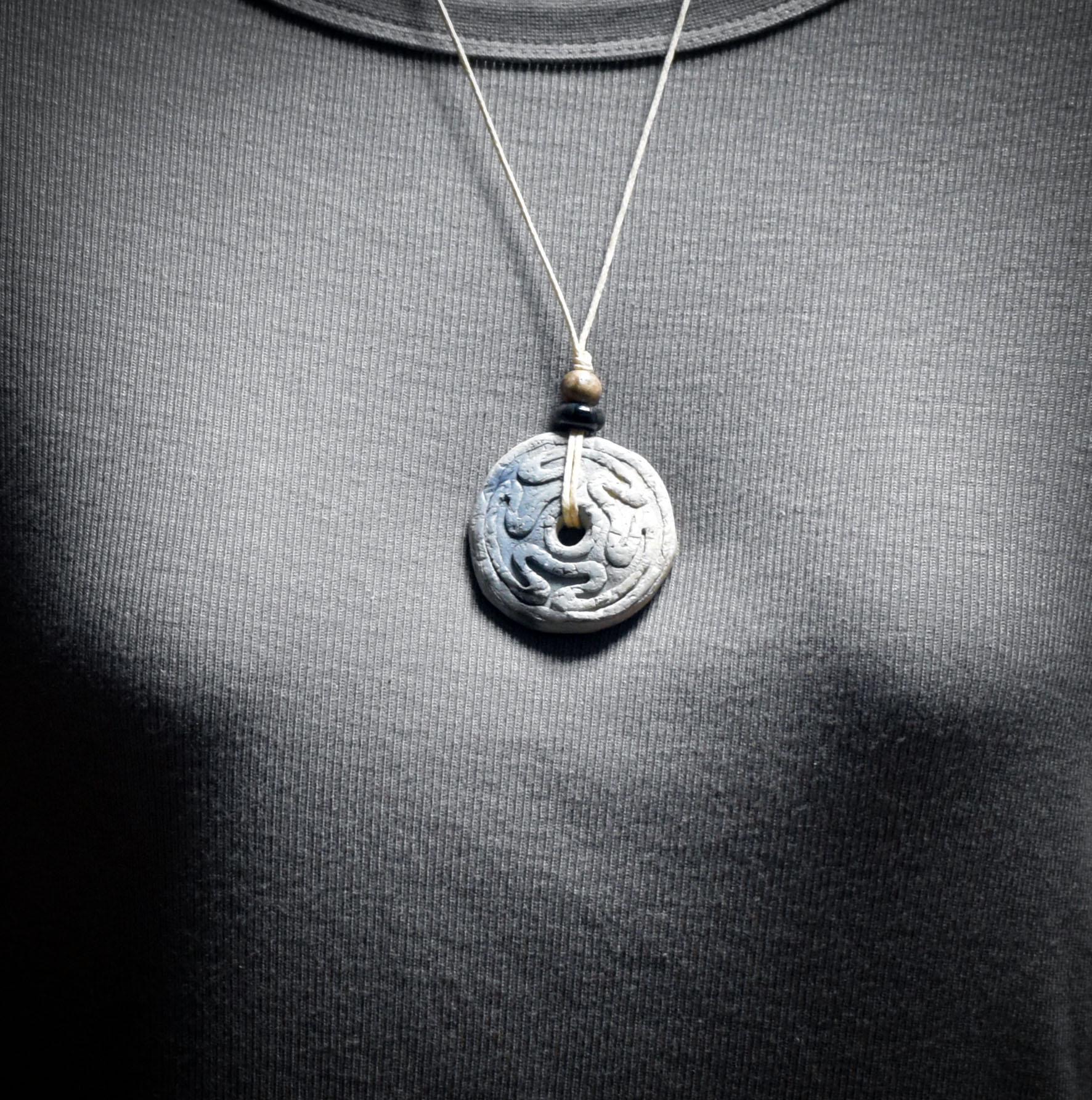 Amulett Hekates Wheel – Archaische Rauchbrandkunst aus Ton mit Tigerauge und Holzperle - Art.Nr.: AMU056