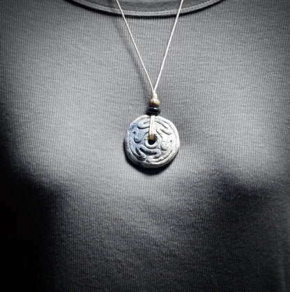 Amulett Hekates Wheel – Archaische Rauchbrandkunst aus Ton mit Tigerauge und Holzperle - Art.Nr.: AMU056