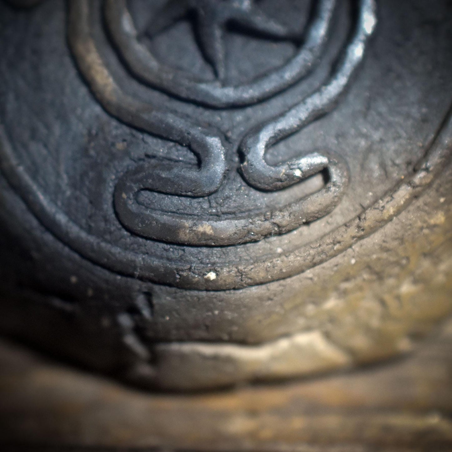 Amulett Hekates Wheel – Archaische Rauchbrandkunst aus Ton mit verstellbarem Lederband - Art.Nr.: AMU057