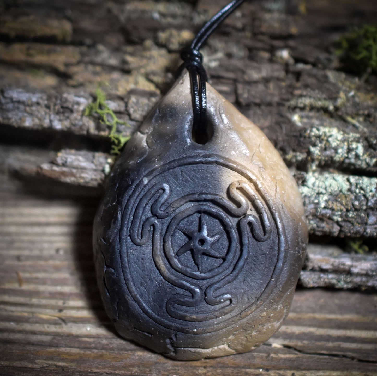 Amulett Hekates Wheel – Archaische Rauchbrandkunst aus Ton mit verstellbarem Lederband - Art.Nr.: AMU057