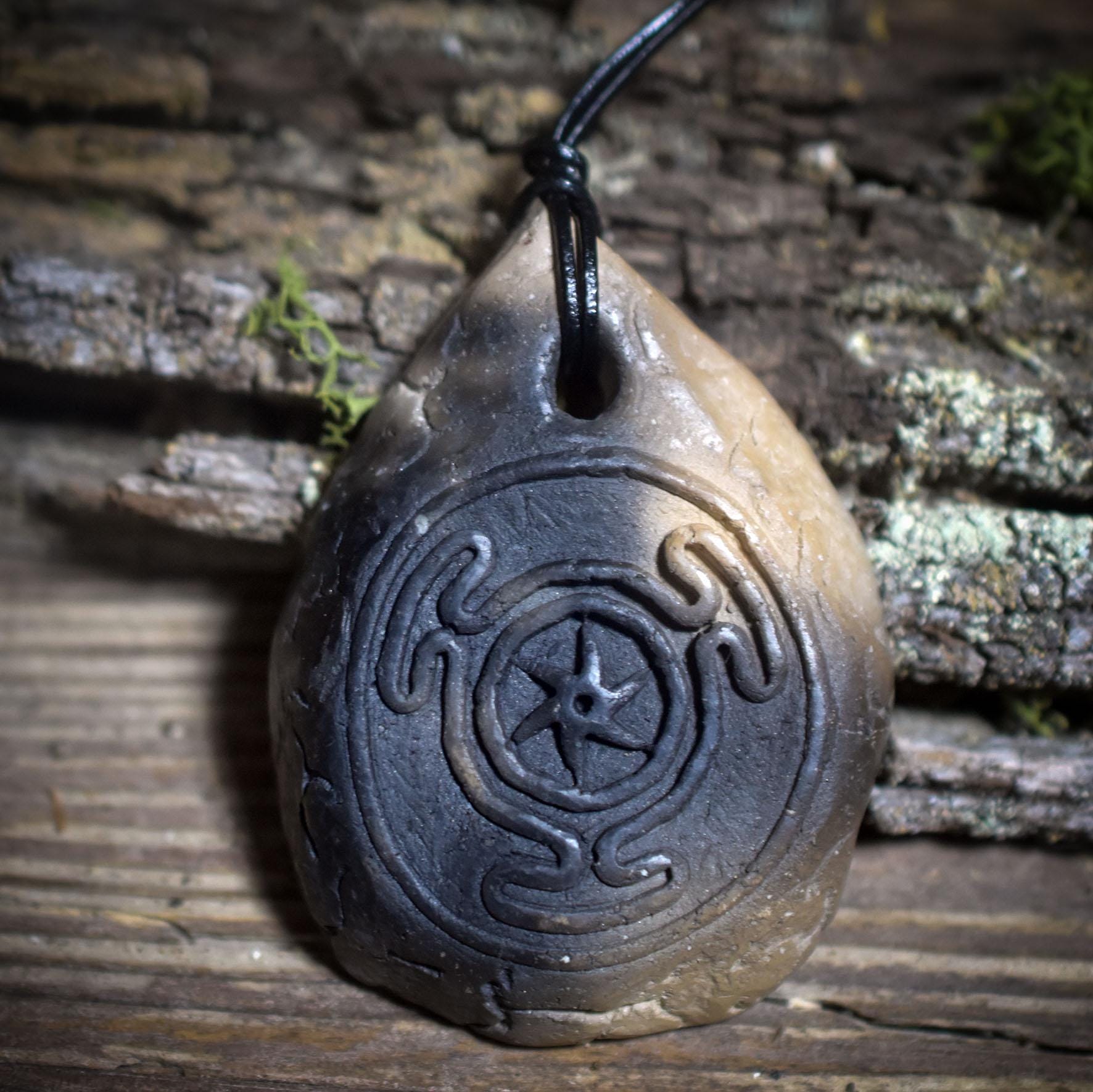 Amulett Hekates Wheel – Archaische Rauchbrandkunst aus Ton mit verstellbarem Lederband - Art.Nr.: AMU057
