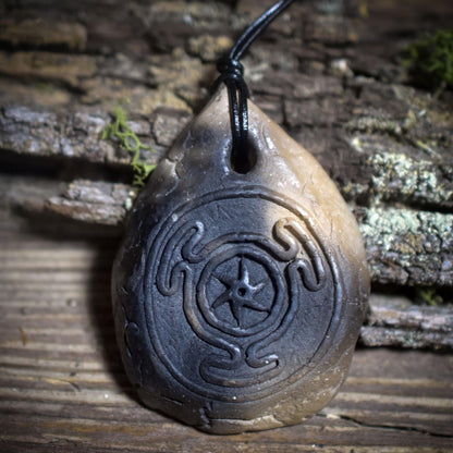 Amulett Hekates Wheel – Archaische Rauchbrandkunst aus Ton mit verstellbarem Lederband - Art.Nr.: AMU057
