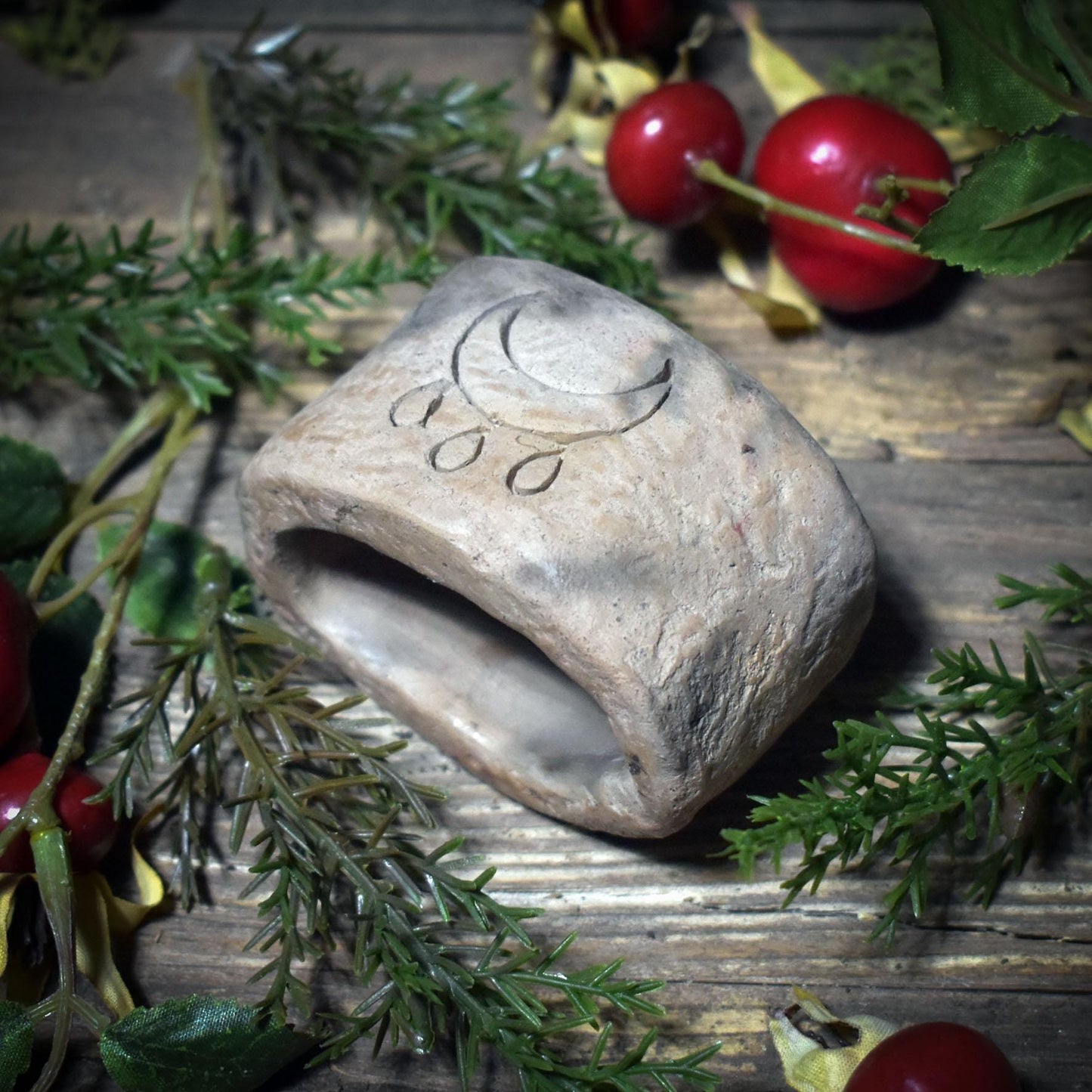 Rustikale Serviettenringe im 4er Set – Traditionell gebrannter Ton mit Symbolen der großen Göttin und Wicca Blessing