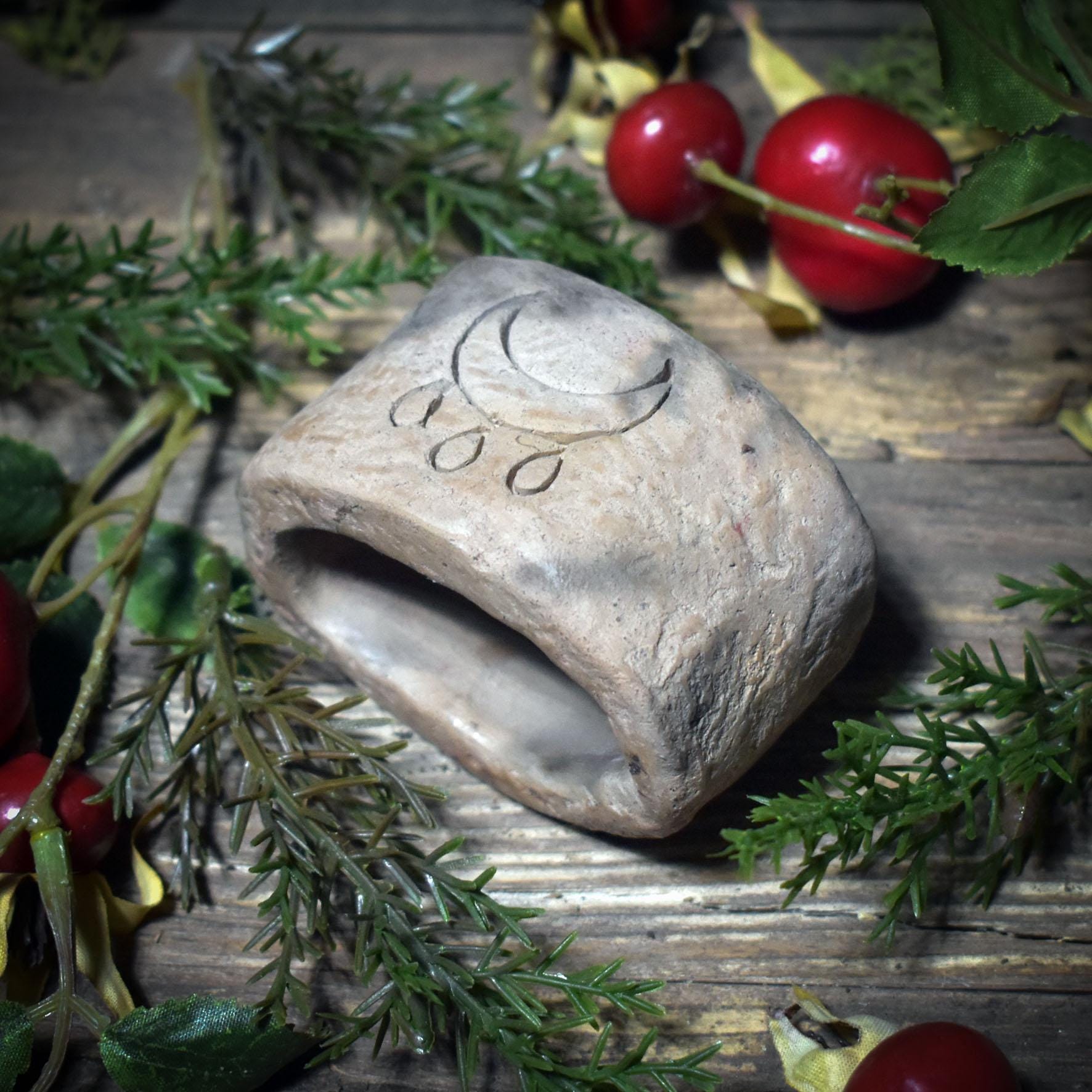 Rustikale Serviettenringe im 4er Set – Traditionell gebrannter Ton mit Symbolen der großen Göttin und Wicca Blessing