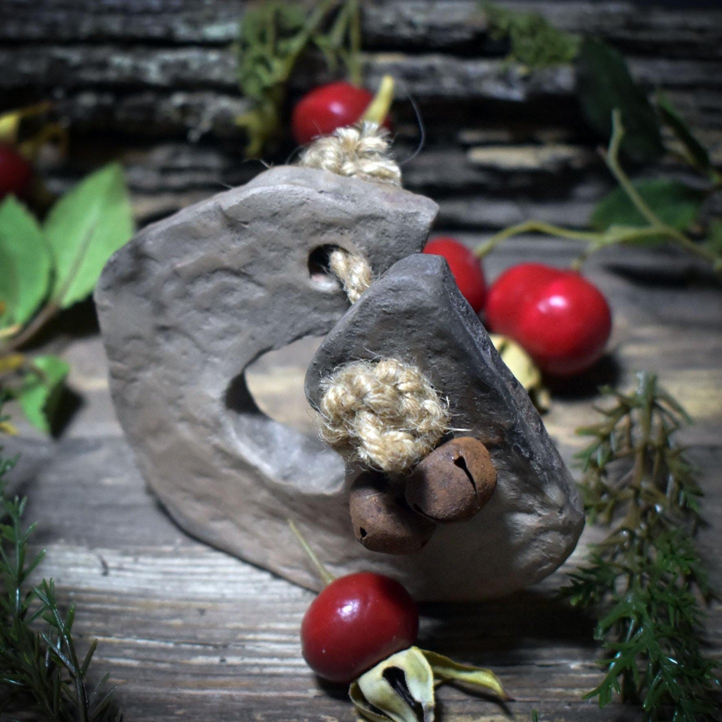 Rustikale Serviettenringe im 4er Set – Gebrannter Ton mit Jute und Glöckchen