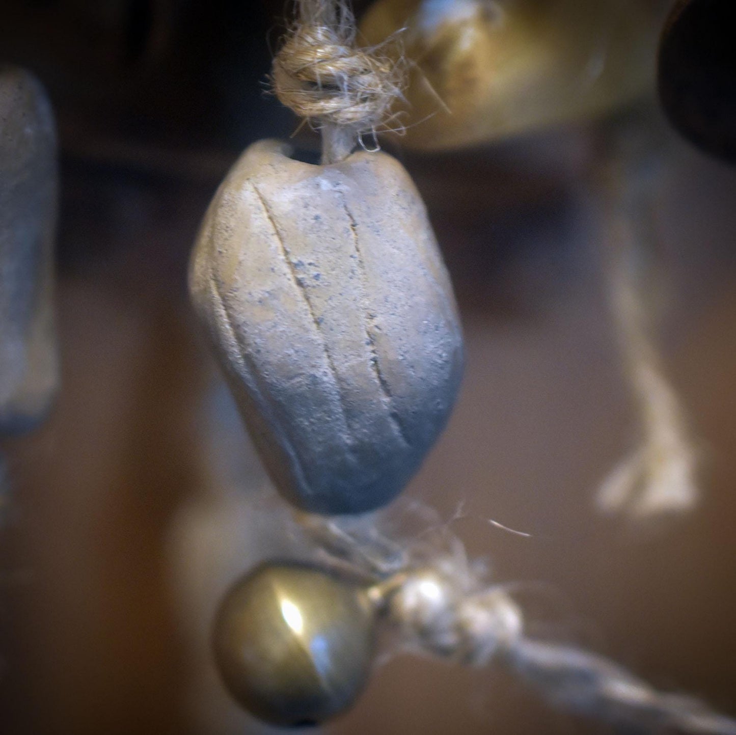 Hexenglocke Göttinnenklang – Wand- und Fensterdeko aus Ton mit Glöckchen und Naturmaterialien - Art.Nr.: HEX023