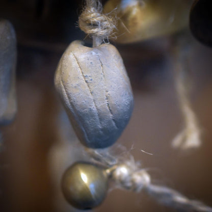 Hexenglocke Göttinnenklang – Wand- und Fensterdeko aus Ton mit Glöckchen und Naturmaterialien - Art.Nr.: HEX023