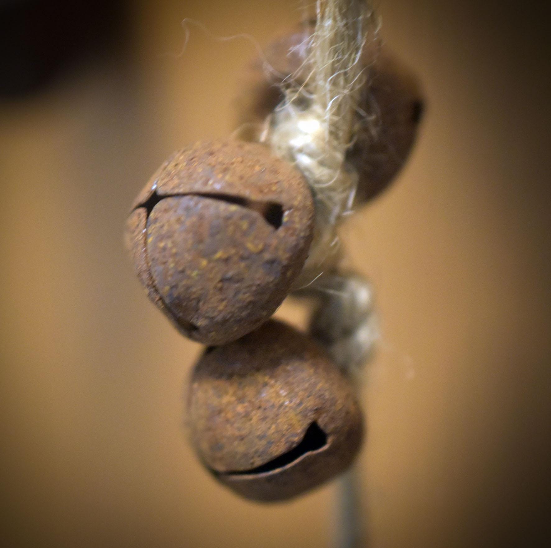 Hexenglocke Nordisches Schutzsymbol – Wand- und Fensterdeko aus Ton mit Glöckchen und Quaste