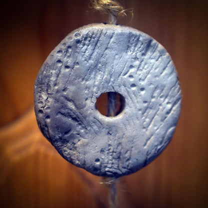 Hexenglocke Nordisches Schutzsymbol – Wand- und Fensterdeko aus Ton mit Glöckchen und Quaste