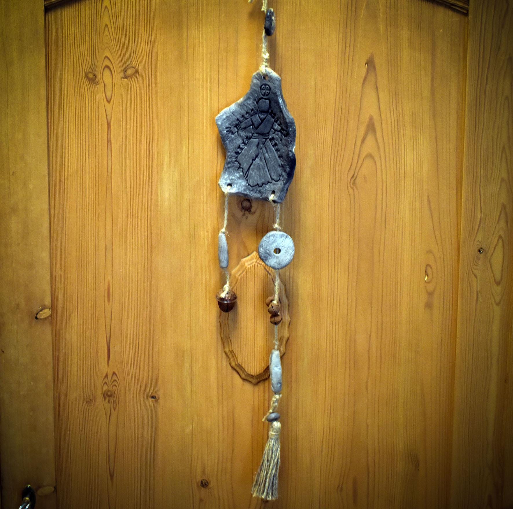 Hexenglocke Nordisches Schutzsymbol – Wand- und Fensterdeko aus Ton mit Glöckchen und Quaste - Art.Nr.: HEX024