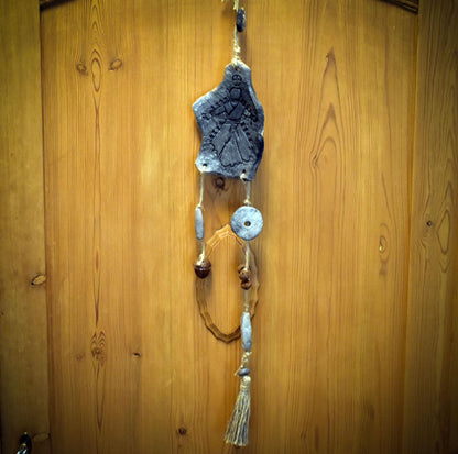 Hexenglocke Nordisches Schutzsymbol – Wand- und Fensterdeko aus Ton mit Glöckchen und Quaste - Art.Nr.: HEX024