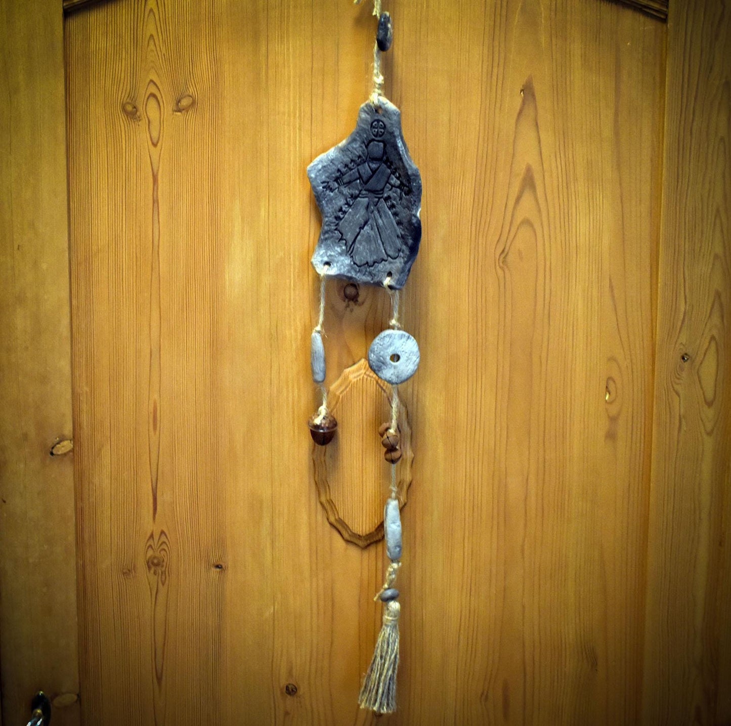 Hexenglocke Nordisches Schutzsymbol – Wand- und Fensterdeko aus Ton mit Glöckchen und Quaste