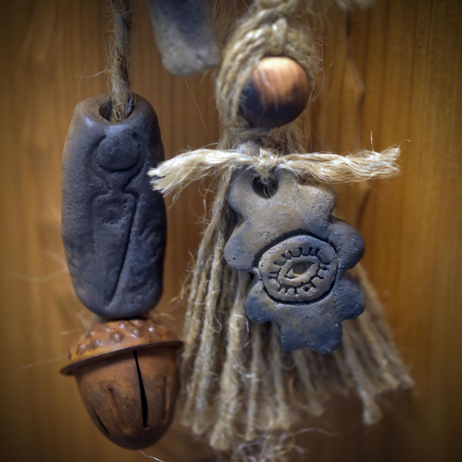 Hexenglocke Pentagramm & Göttinnenkraft – Wand- und Fensterdeko aus Ton mit Glocken und Amulett