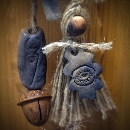 Hexenglocke Pentagramm & Göttinnenkraft – Wand- und Fensterdeko aus Ton mit Glocken und Amulett