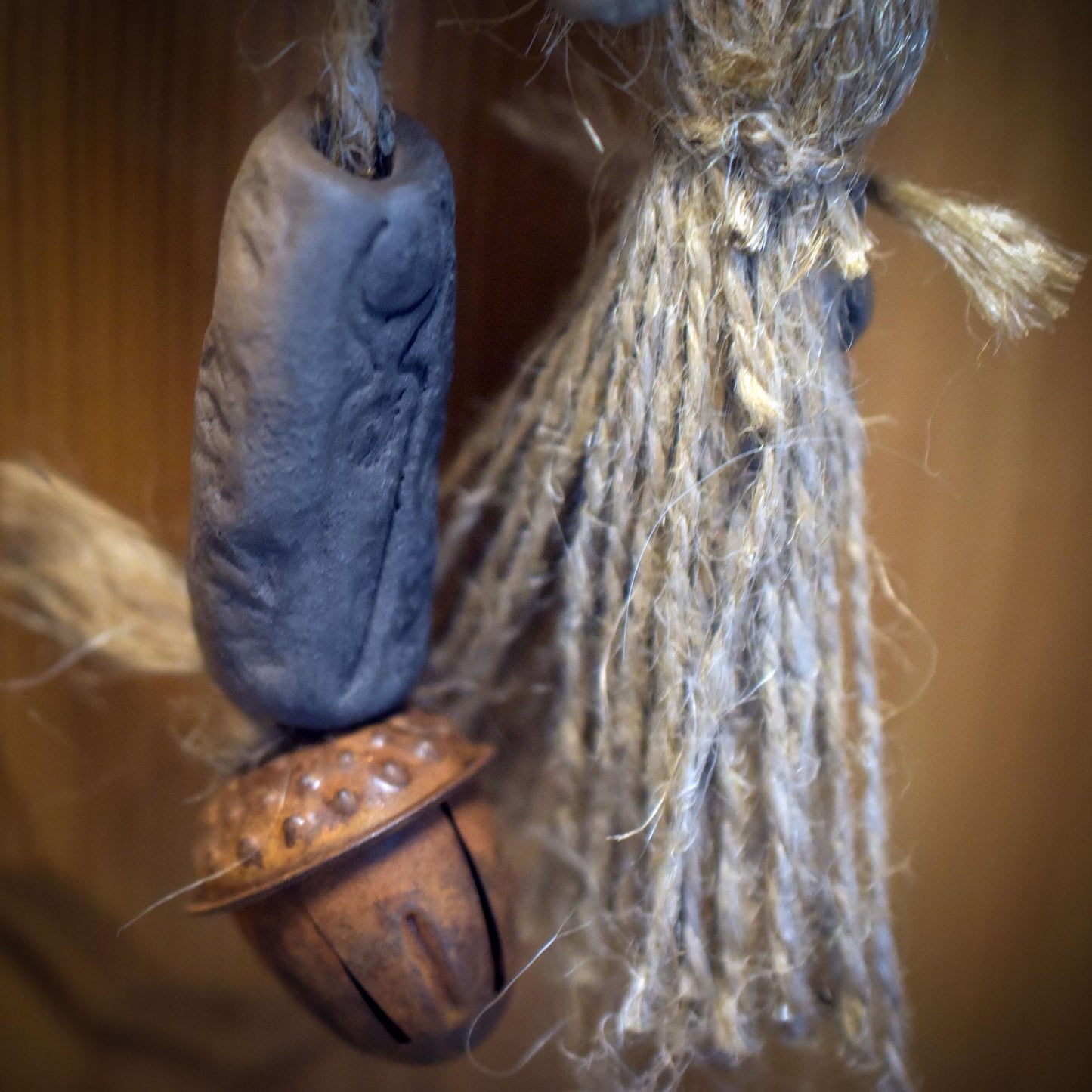 Hexenglocke Pentagramm & Göttinnenkraft – Wand- und Fensterdeko aus Ton mit Glocken und Amulett