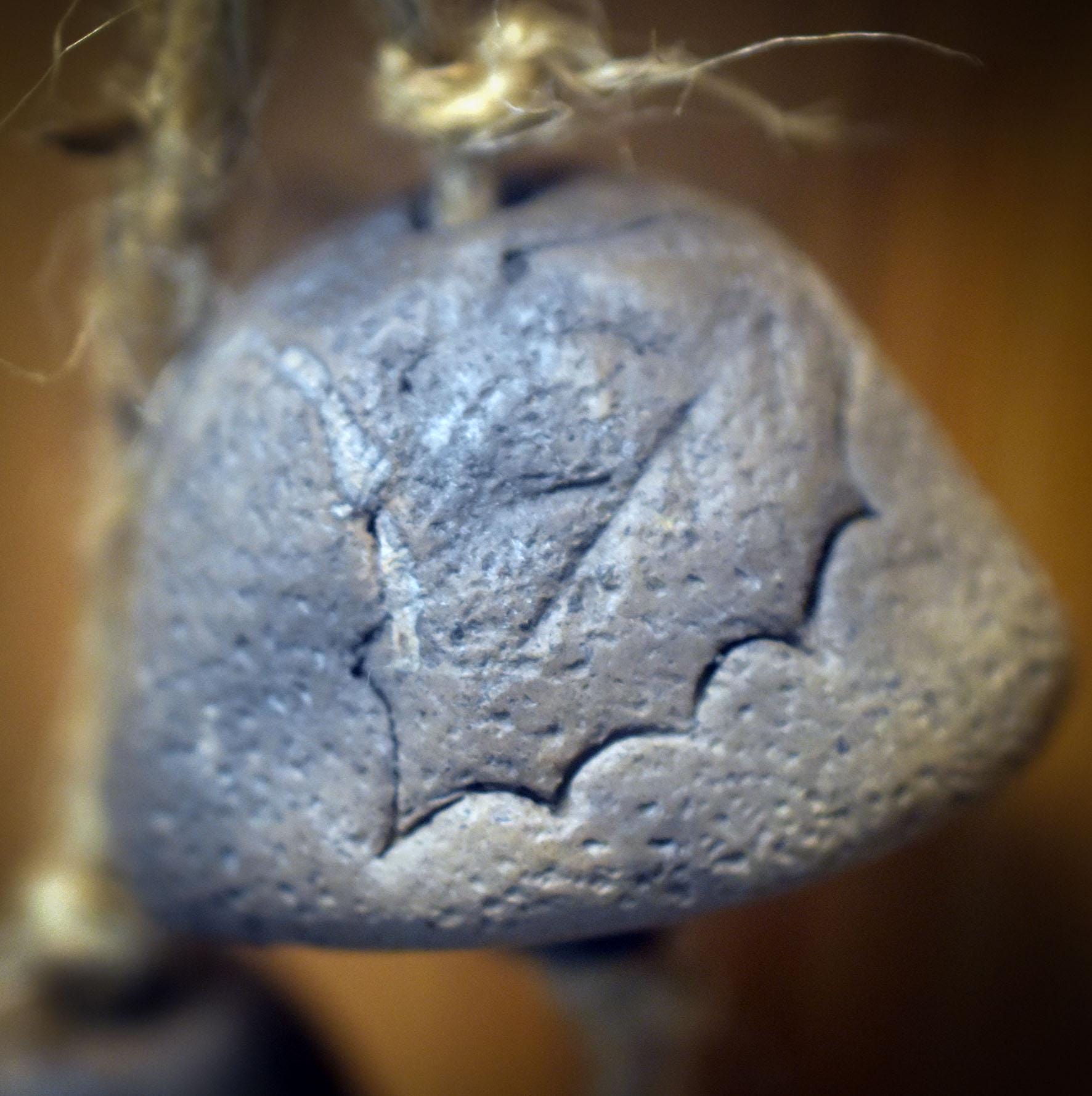 Hexenglocke Pentagramm & Göttinnenkraft – Wand- und Fensterdeko aus Ton mit Glocken und Amulett - Art.Nr.:HEX025