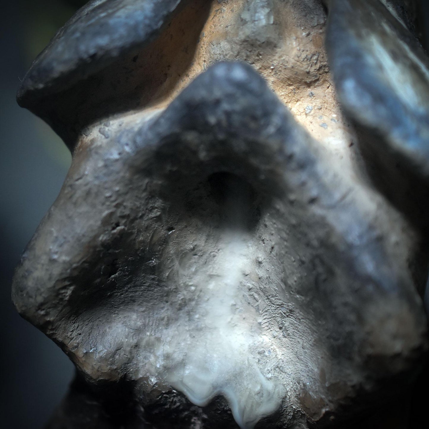 Mystische Wächterin – Handgefertigte Figur in traditioneller Rauchbrandkunst mit Rückfluss-Räucherkegelhalter - Art.Nr.: RÄH026