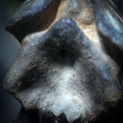 Mystische Wächterin – Handgefertigte Figur in traditioneller Rauchbrandkunst mit Rückfluss-Räucherkegelhalter - Art.Nr.: RÄH026