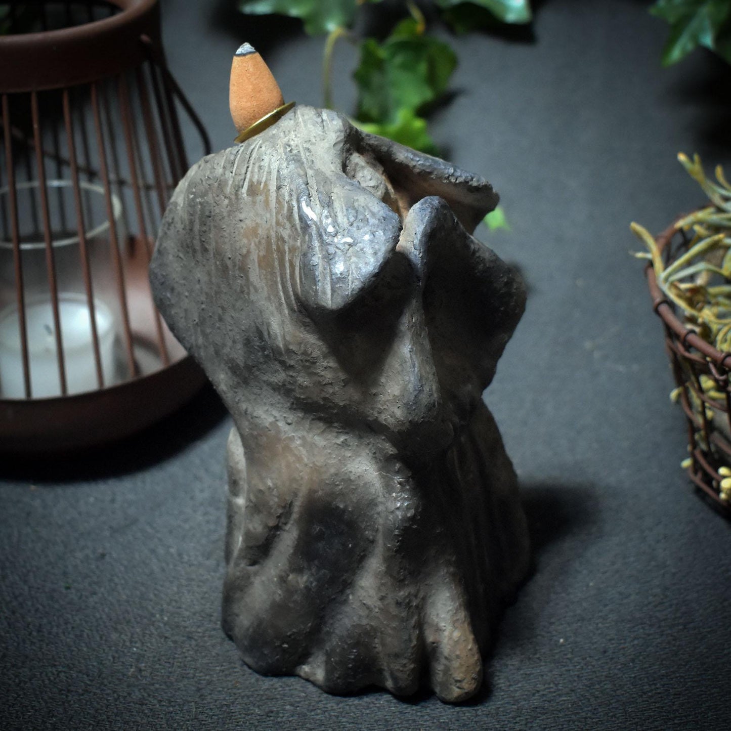 Mystische Wächterin – Handgefertigte Figur in traditioneller Rauchbrandkunst mit Rückfluss-Räucherkegelhalter - Art.Nr.: RÄH026