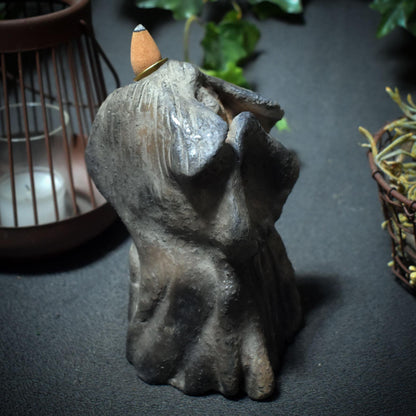 Mystische Wächterin – Handgefertigte Figur in traditioneller Rauchbrandkunst mit Rückfluss-Räucherkegelhalter - Art.Nr.: RÄH026