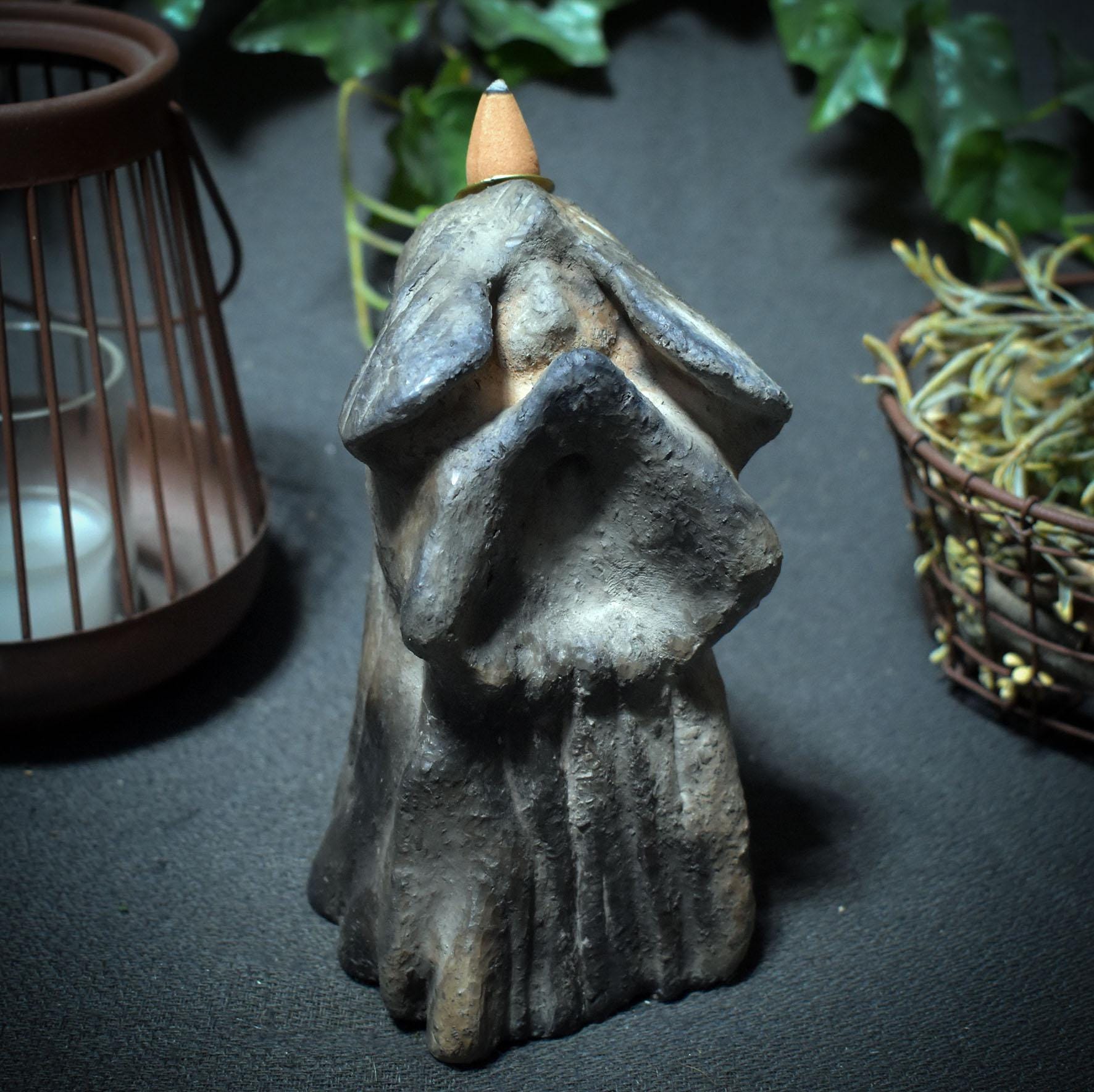 Mystische Wächterin – Handgefertigte Figur in traditioneller Rauchbrandkunst mit Rückfluss-Räucherkegelhalter