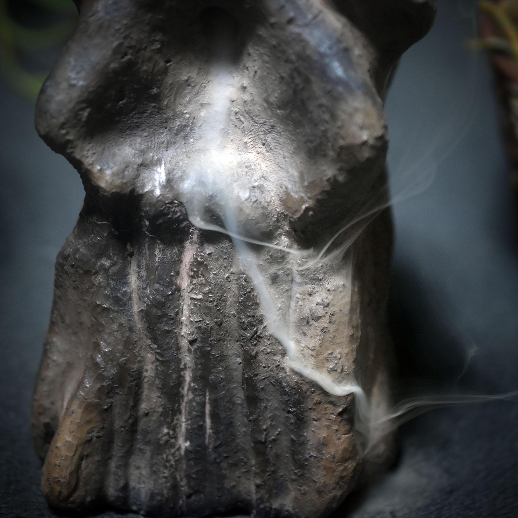 Mystische Wächterin – Handgefertigte Figur in traditioneller Rauchbrandkunst mit Rückfluss-Räucherkegelhalter - Art.Nr.: RÄH026