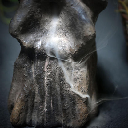 Mystische Wächterin – Handgefertigte Figur in traditioneller Rauchbrandkunst mit Rückfluss-Räucherkegelhalter - Art.Nr.: RÄH026