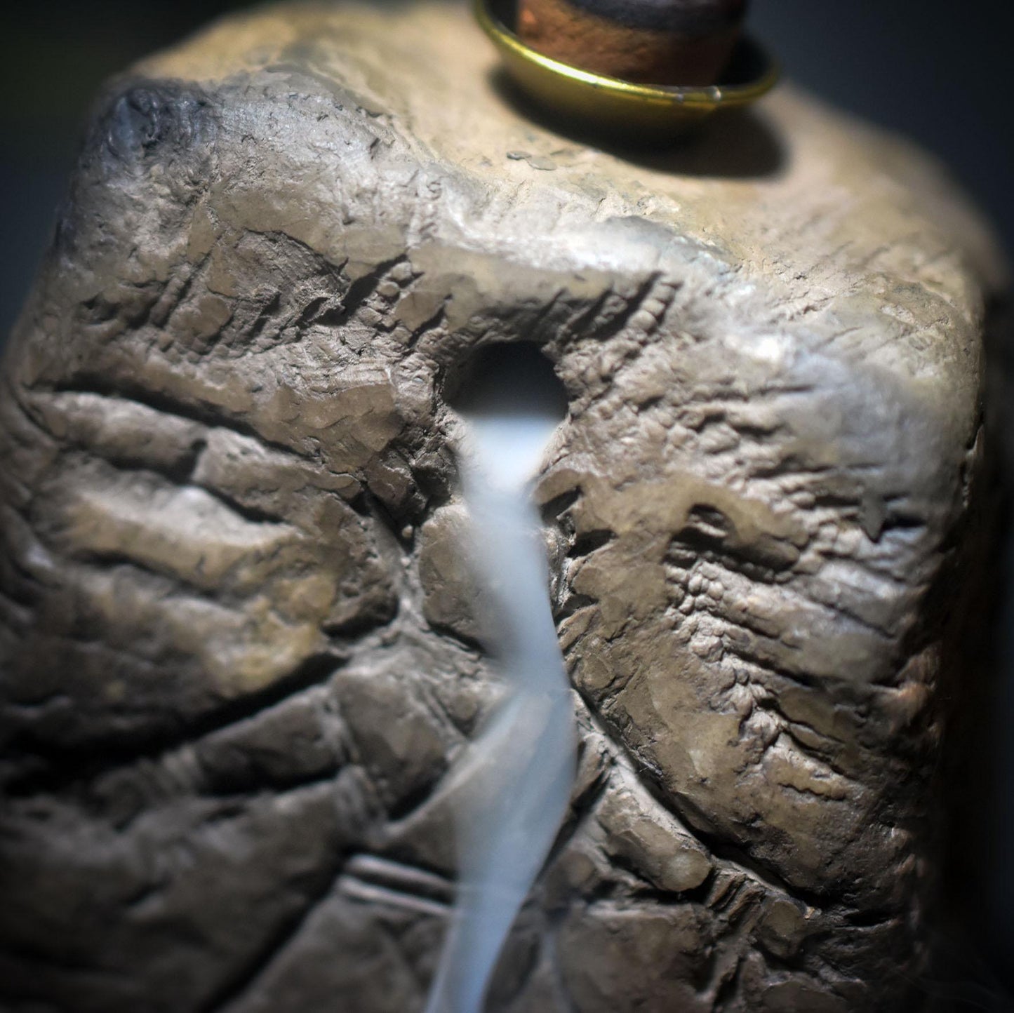 Handgefertigtes Relief mit Rückfluss-Räucherkegelhalter - nordisches Schutzsymbol - Strohpuppe- Relief - Art.Nr.: RÄH029