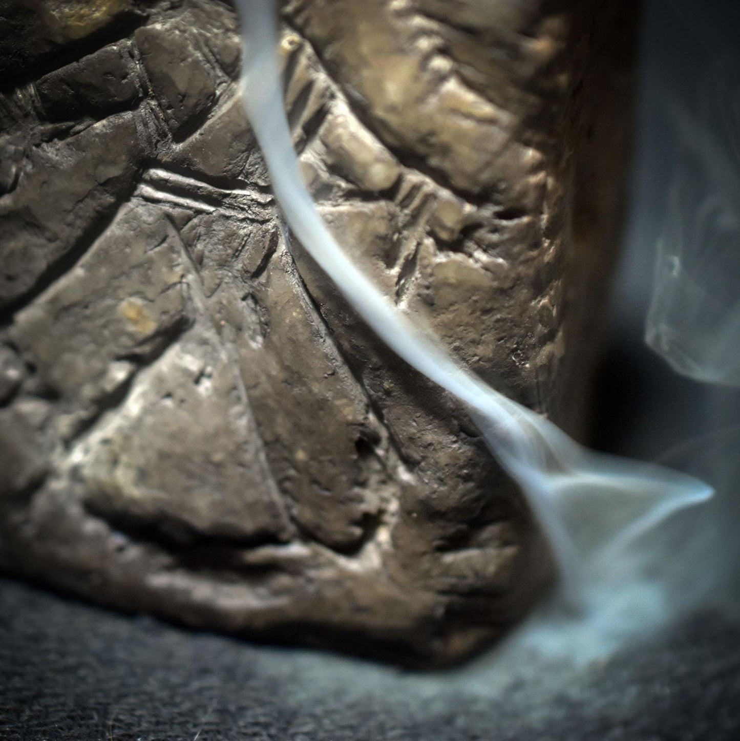 Handgefertigtes Relief mit Rückfluss-Räucherkegelhalter - nordisches Schutzsymbol - Strohpuppe- Relief