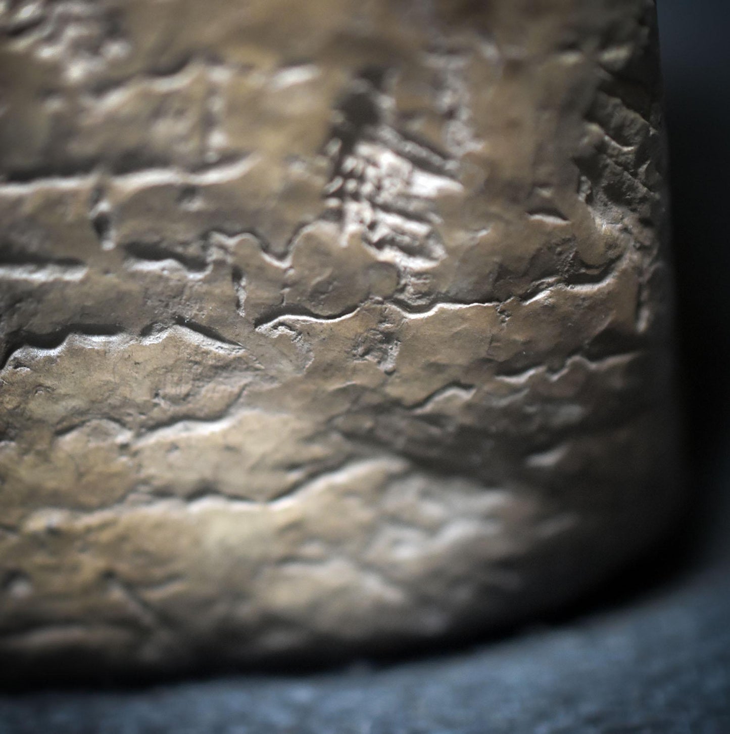 Handgefertigtes Relief mit Rückfluss-Räucherkegelhalter - nordisches Schutzsymbol - Strohpuppe- Relief - Art.Nr.: RÄH029