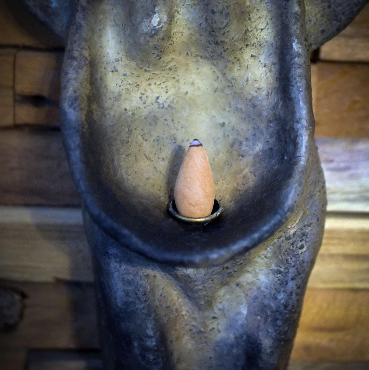 Handgearbeitete Figur in Form eines Engels als spirituelle Wanddeko mit Rückfluss-Räucherkegelhalter in Rauchbrandkunst