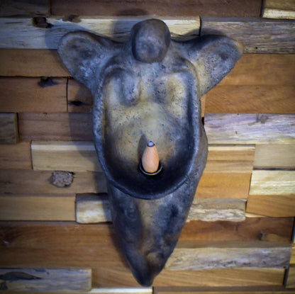 Handgearbeitete Figur in Form eines Engels als spirituelle Wanddeko mit Rückfluss-Räucherkegelhalter in Rauchbrandkunst - Art.Nr.: RÄH030