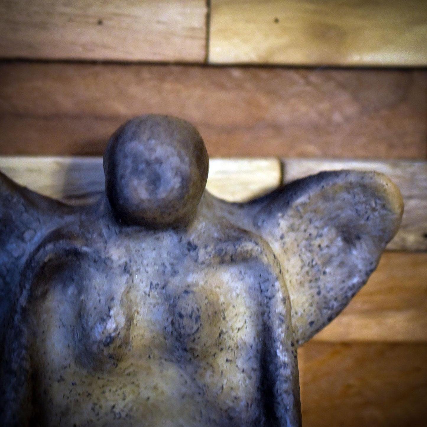 Handgearbeitete Figur in Form eines Engels als spirituelle Wanddeko mit Rückfluss-Räucherkegelhalter in Rauchbrandkunst - Art.Nr.: RÄH030