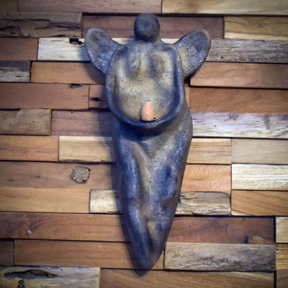 Handgearbeitete Figur in Form eines Engels als spirituelle Wanddeko mit Rückfluss-Räucherkegelhalter in Rauchbrandkunst - Art.Nr.: RÄH030