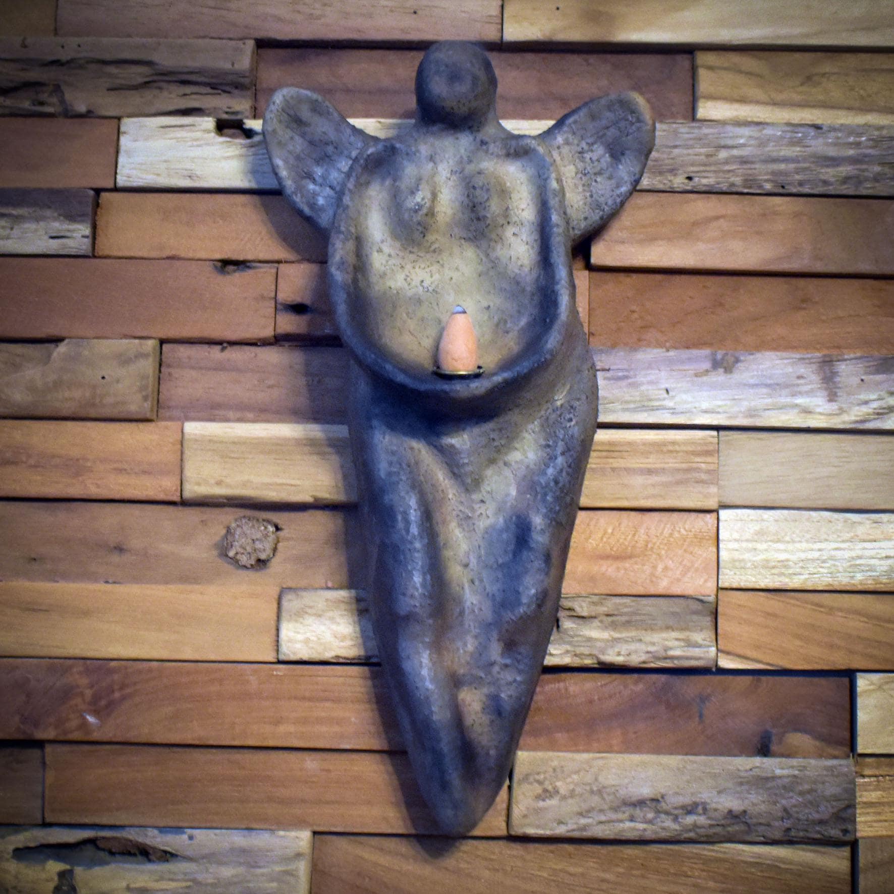 Handgearbeitete Figur in Form eines Engels als spirituelle Wanddeko mit Rückfluss-Räucherkegelhalter in Rauchbrandkunst