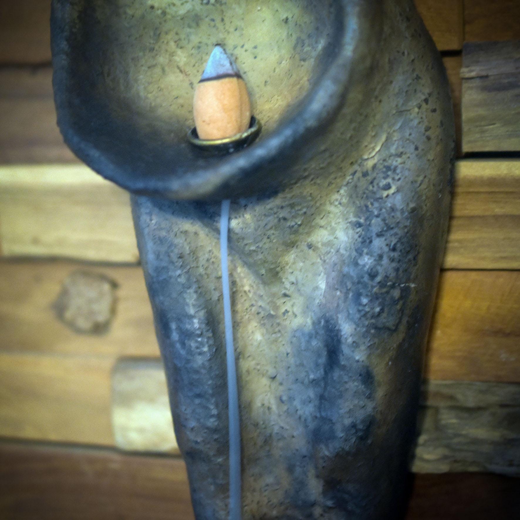 Handgearbeitete Figur in Form eines Engels als spirituelle Wanddeko mit Rückfluss-Räucherkegelhalter in Rauchbrandkunst