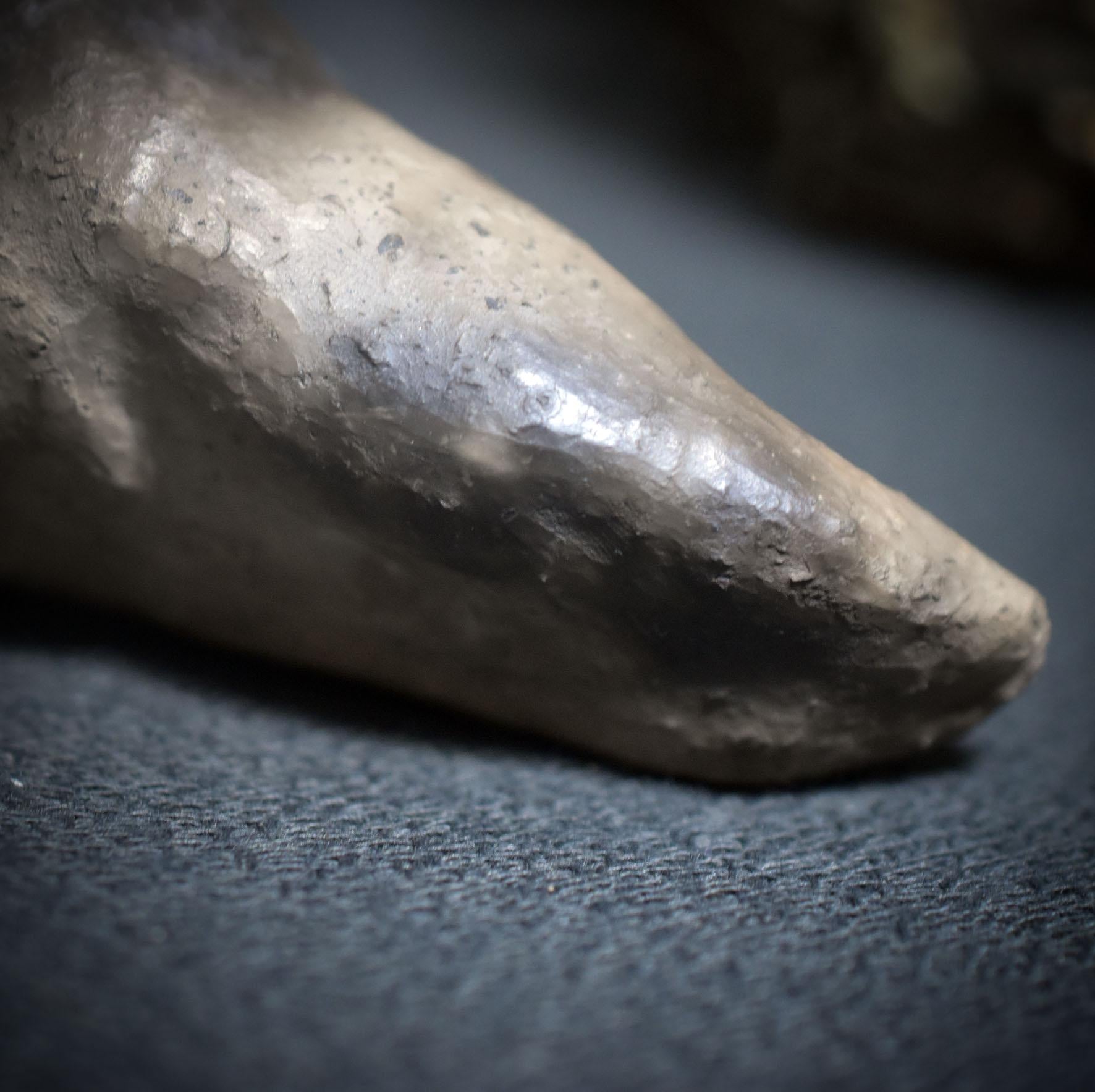 Liegende Ur-Venus mit Pilz – Symbol der Fruchtbarkeit - eigene Interpretation der Venus von Willendorf - Art.: SKU158