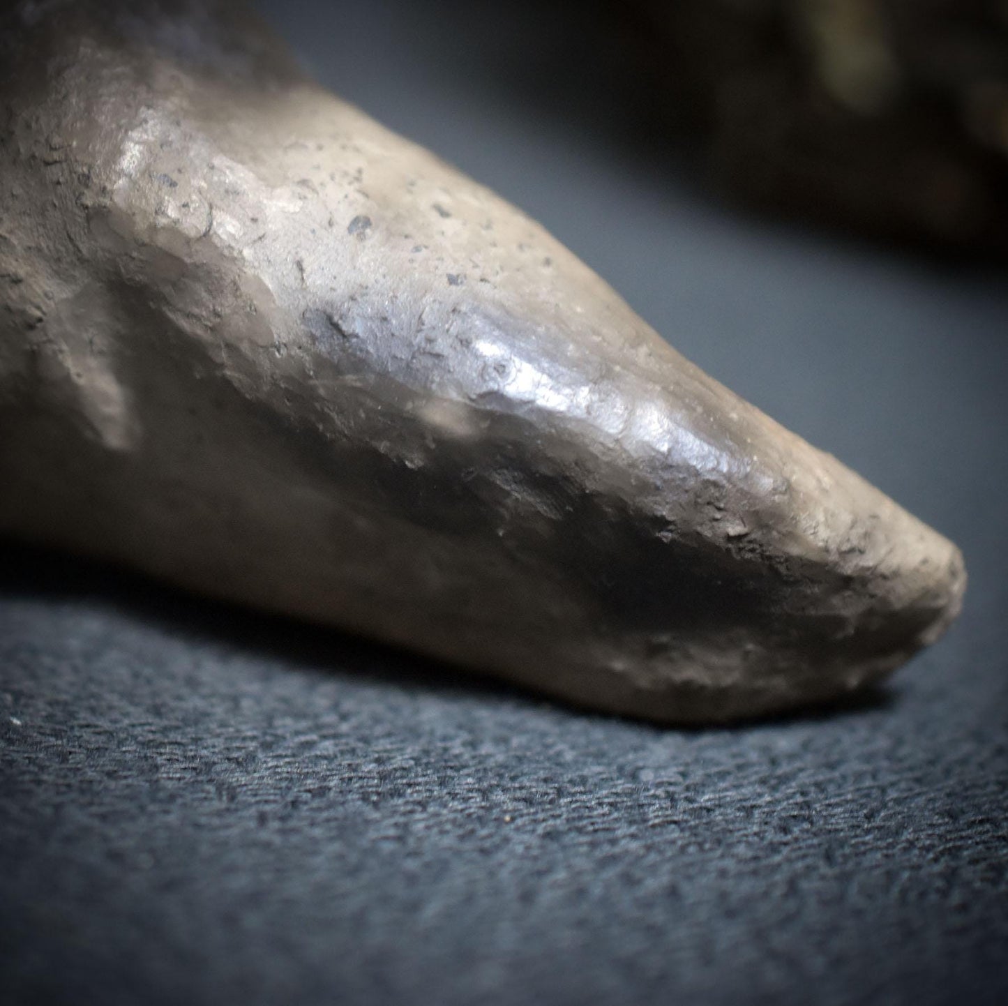 Liegende Ur-Venus mit Pilz – Symbol der Fruchtbarkeit - eigene Interpretation der Venus von Willendorf