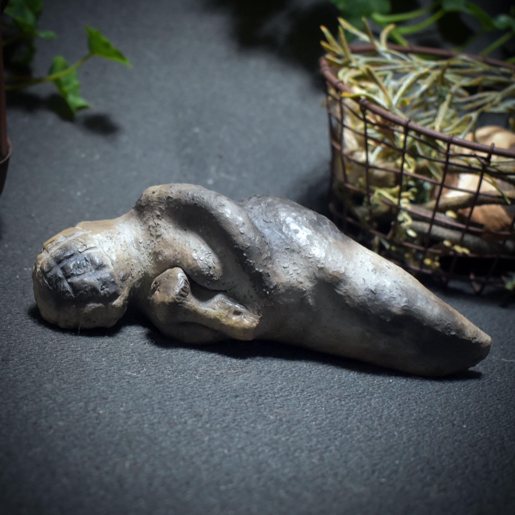 Liegende Ur-Venus mit Pilz – Symbol der Fruchtbarkeit - eigene Interpretation der Venus von Willendorf - Art.: SKU158