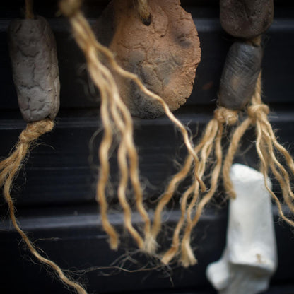 Majestätische Wanddekoration - Krafttier Löwe – Spirituelle Wand Deko aus Ton - Art.Nr.: HEX026