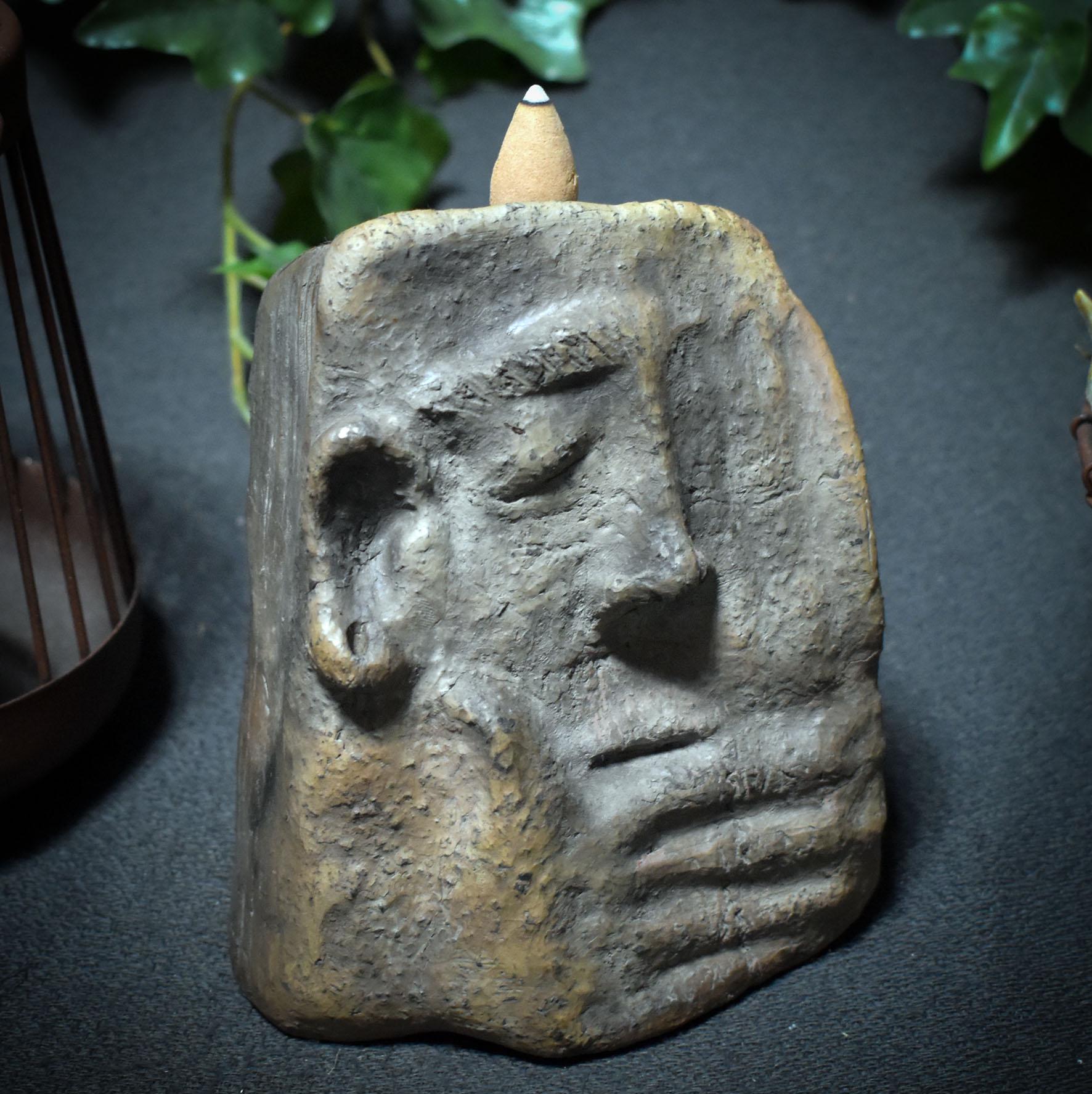 Rückfluss Räucherkegelhalter – Das Gesicht der Stille - traditionell gebrannter Ton - mystische, magische Dekoration - Art.: RÄH023