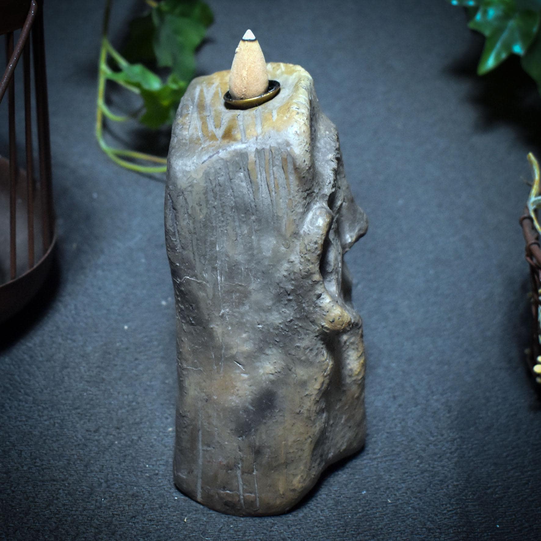 Rückfluss Räucherkegelhalter – Das Gesicht der Stille - traditionell gebrannter Ton - mystische, magische Dekoration