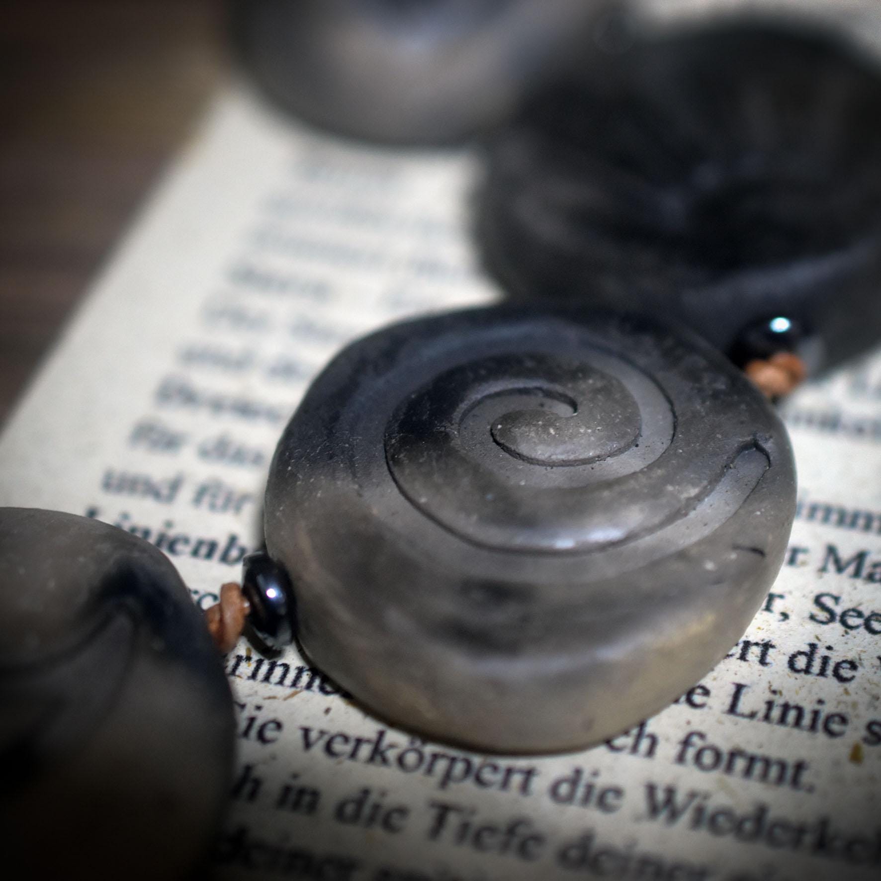 Weg der Ahnen – Rauchbrand-Kette mit 7 Steinen für Erinnerung und Verbindung - Art.Nr.: WKR005