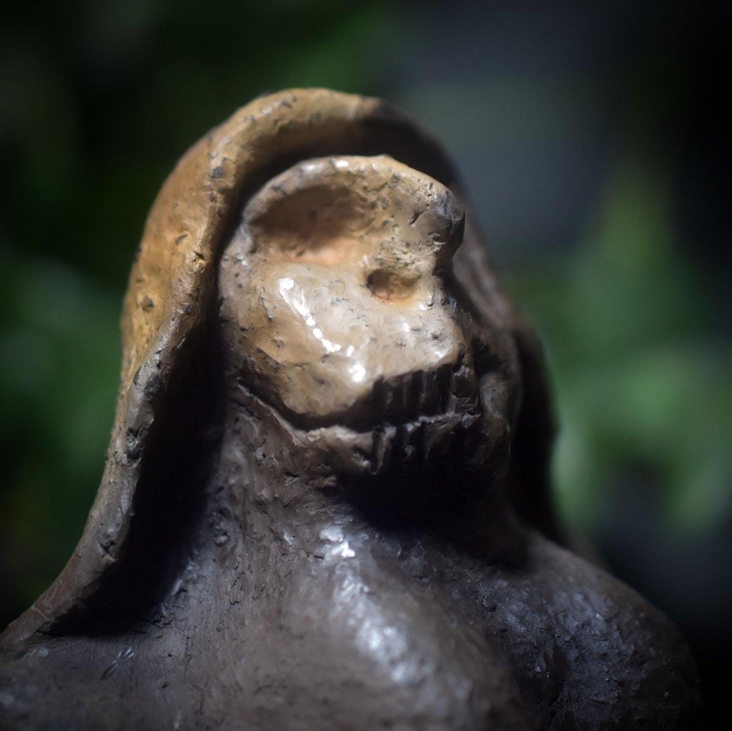 Skulptur der nordischen Göttin Hel – Rauchbrandkunst in archaischer Kraft - Transformation, Wandel