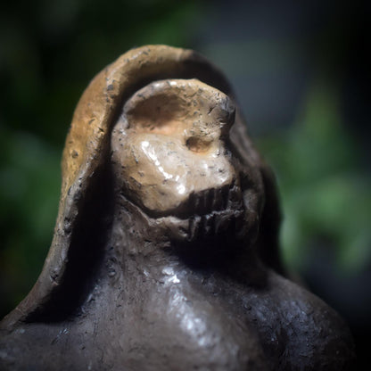 Skulptur der nordischen Göttin Hel – Rauchbrandkunst in archaischer Kraft - Transformation, Wandel