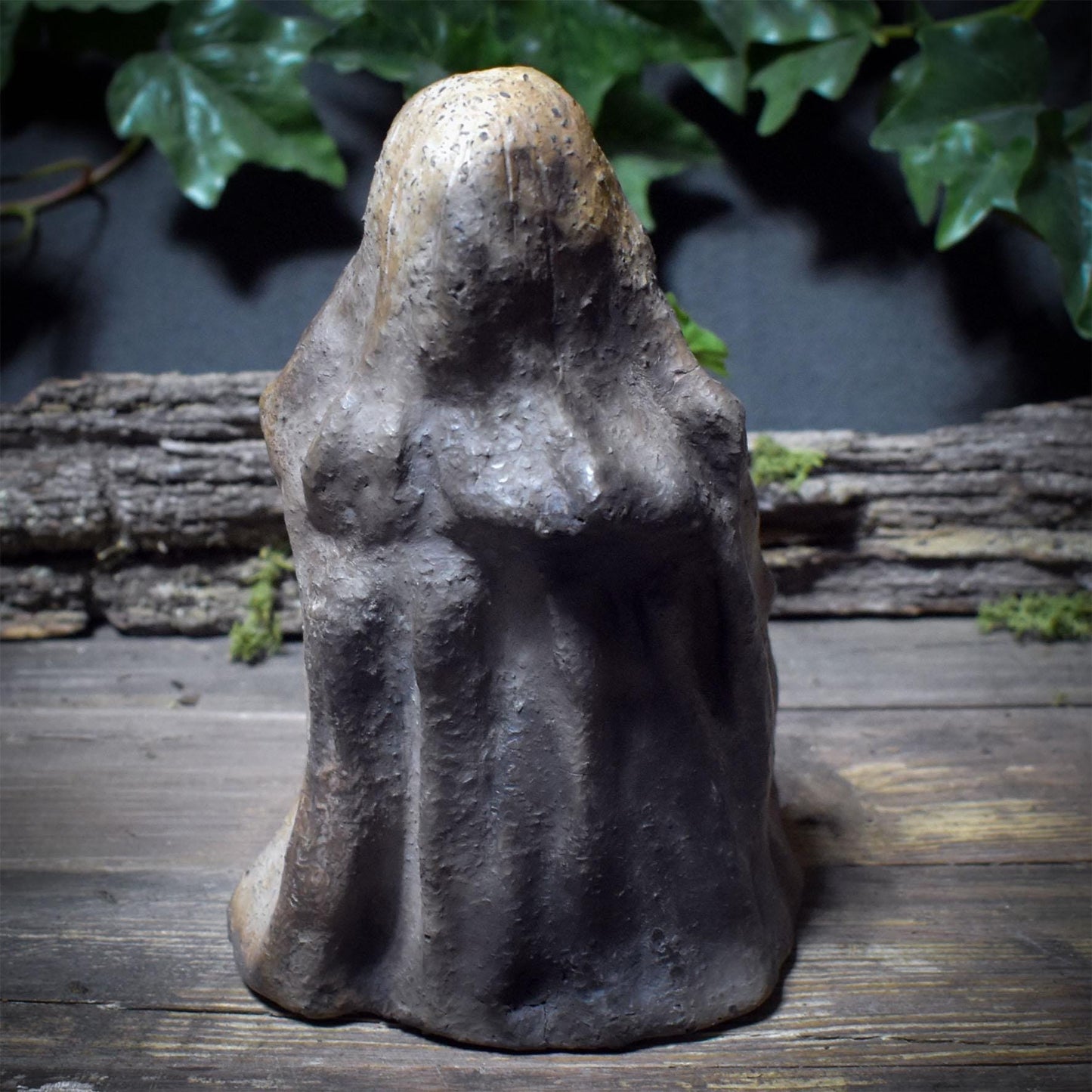 Skulptur der nordischen Göttin Hel – Rauchbrandkunst in archaischer Kraft - Transformation, Wandel