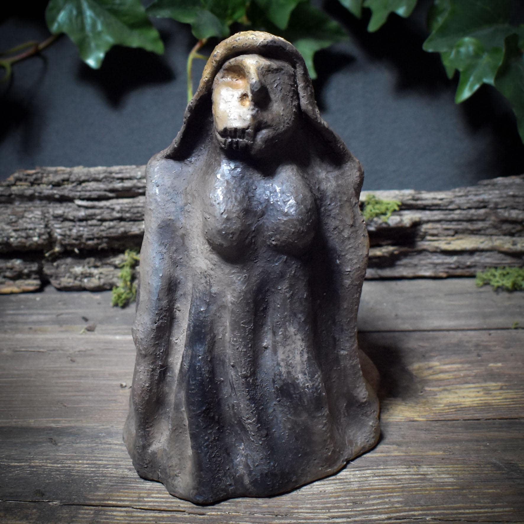 Skulptur der nordischen Göttin Hel – Rauchbrandkunst in archaischer Kraft - Transformation, Wandel