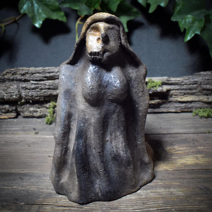 Skulptur der nordischen Göttin Hel – Rauchbrandkunst in archaischer Kraft - Transformation, Wandel