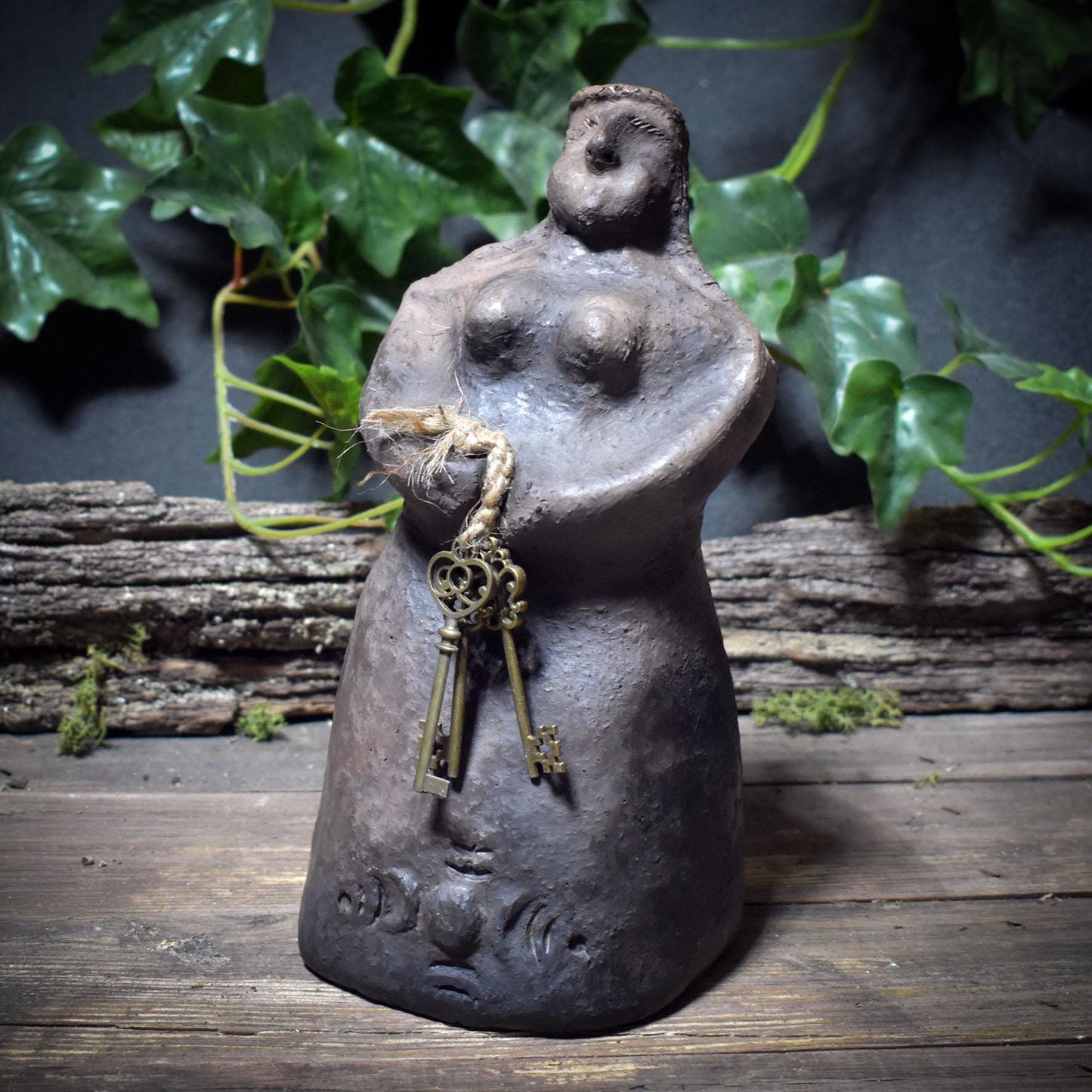 Skulptur der Göttin Hekate mit den 3 Schlüsseln – archaische, traditionelle Rauchbrandkunst - Art.Nr.: SKU157